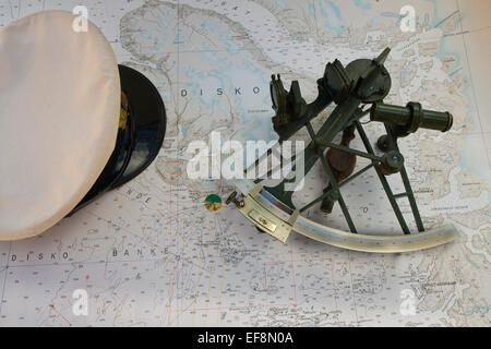 Schirmmütze und Sextant in einem Diagramm Stockfoto