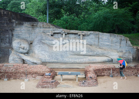 RIESIGEN LIEGENDEN BUDDHA SÜNDE NIRVANA; GAL VIHARA FELSENTEMPEL Stockfoto