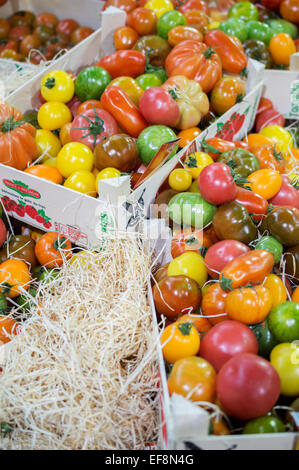 Frische Tomaten der Erbe in rustikalen Kisten auf einem Markt stall am Londoner Borough Market Stockfoto