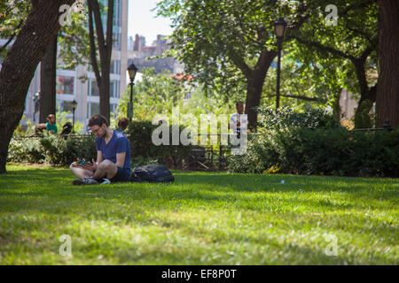 Menschen ruht in Union Square Park in New York City Stockfoto