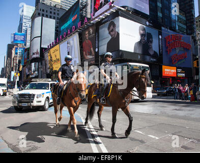 Berittene Polizisten am Times Square, Manhattan, NY Stockfoto