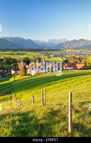 Blick von der Aidlinger Höhe über See Riegsee in Richtung Wettersteingebirge, Upper Bavaria, Bavaria, Germany Stockfoto