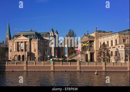 Staatliches Museum auf der rechten Seite, Theater auf der linken Seite, Schwerin, Mecklenburg-Western Pomerania, Deutschland Stockfoto