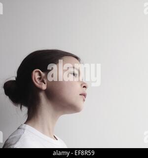 Porträt eines Mädchens vor weißem Hintergrund Stockfoto