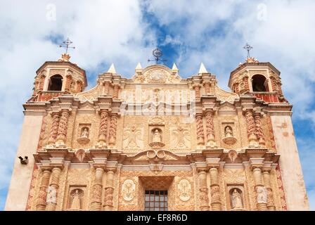 Mexiko, Chiapa, San Cristobal de Las Casas, Fassade von Santo Domingo Kirche gegen bewölktem Himmel Stockfoto