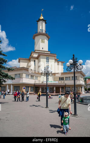 Rathaus (Town Hall) bei Rynok (Marktplatz) in Ivano-Frankivsk, Ukraine Stockfoto