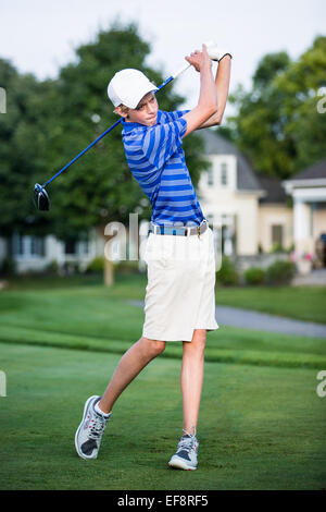 Teenager, die Golf spielen Stockfoto