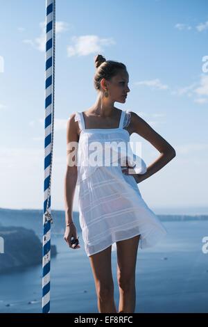 Schöne Frau mit einem Sonnenkleid Stockfoto