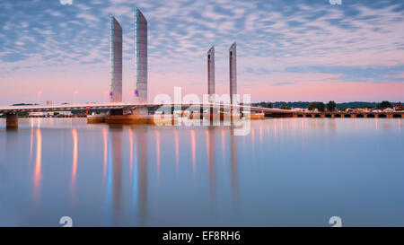 Frankreich, Aquitanien, Gironde, Bordeaux, Bastide, La Bastide, Pont Jacques Chaban-Delmas gegen launisch Abendhimmel Stockfoto