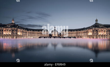 Frankreich, Aquitanien, Gironde, Bordeaux, beleuchtet Place De La Bourse reflektieren Miroir d ' Eau in der Abenddämmerung Stockfoto