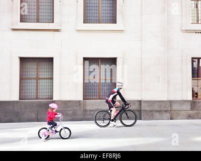 UK, England, London, Vater und Tochter-Gebäude vorbei Radfahren Stockfoto