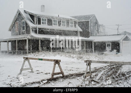 Schnee und Eis bedeckt ein Küsten Heim als Wintersturm, die Juno New England mit starkem Schneefall und starkem Wind 28. Januar 2015 in Scituate, Massachusetts herunterfährt. Stockfoto