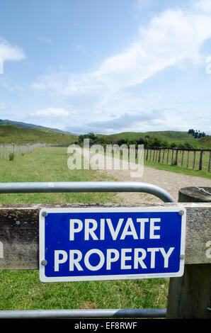 "Private Property" Schild am Tor über Landstraße, Pohangina Tal, Manawatu, Nordinsel, Neuseeland Stockfoto