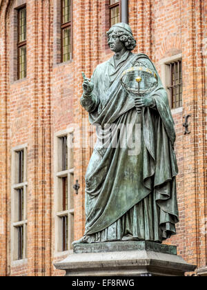 Nicolaus Copernicus-Statue in der alten Stadt Torun, Polen Stockfoto