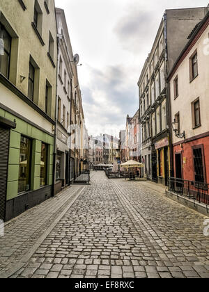 Malerische gotische Stadthäuser mit Kopfsteinpflaster Straße im alten Stadt Torun, Polen Stockfoto