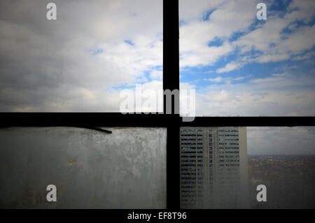 Himmel gesehen durch das Glas eines Fensters Stockfoto