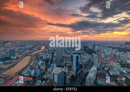 Vietnam, Ho-Chi-Minh-Stadt, Luftaufnahme der Stadt während des Sonnenuntergangs Stockfoto