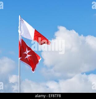 Maltesischer Flagge mit bewölktem Himmel im Hintergrund Stockfoto
