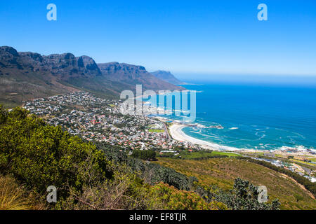 Blick über Camps Bay von der Wanderung auf den Lions Head, Kapstadt, Südafrika Stockfoto