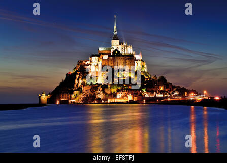 Frankreich, Normandie: Le Mont Saint Michel nachts beleuchtet Stockfoto