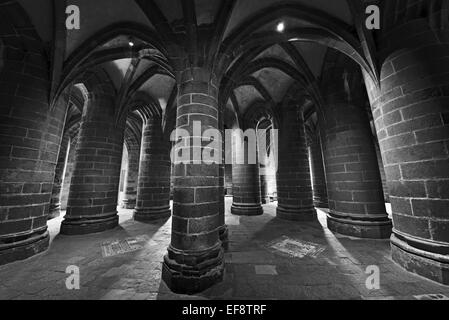 Frankreich, Normandie: Schwarz-weiß Detailansicht der großen Säule Krypta der Abtei St. Pierre in Le Mont St. Michel Stockfoto