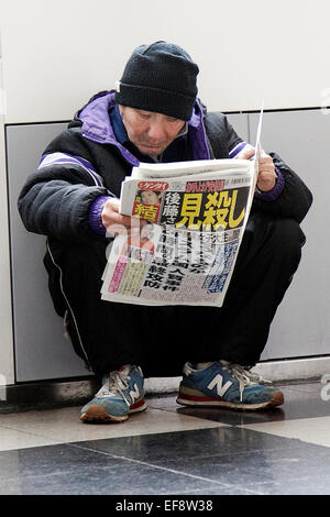 Tokio, Japan. 29. Januar 2015. Kenji Goto, die Geisel der islamische Staat (ISIS) Gruppe erscheint auf den Titelseiten der japanischen Zeitungen. Jordan sagte am Mittwoch, dass sie bereit waren, Gefangener Sajida Mubarak Atrous al-Rishawi zu tauschen, wenn die islamischen Staat Gruppe erfassten jordanischen Pilot befreit. Es gab jedoch keine Erwähnung von Goto. Bildnachweis: Rodrigo Reyes Marin/AFLO/Alamy Live-Nachrichten Stockfoto