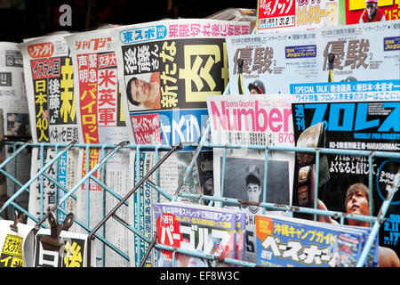 Tokio, Japan. 29. Januar 2015. Kenji Goto, die Geisel der islamische Staat (ISIS) Gruppe erscheint auf den Titelseiten der japanischen Zeitungen. Jordan sagte am Mittwoch, dass sie bereit waren, Gefangener Sajida Mubarak Atrous al-Rishawi zu tauschen, wenn die islamischen Staat Gruppe erfassten jordanischen Pilot befreit. Es gab jedoch keine Erwähnung von Goto. Bildnachweis: Rodrigo Reyes Marin/AFLO/Alamy Live-Nachrichten Stockfoto