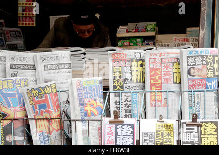 Tokio, Japan. 29. Januar 2015. Kenji Goto, die Geisel der islamische Staat (ISIS) Gruppe erscheint auf den Titelseiten der japanischen Zeitungen. Jordan sagte am Mittwoch, dass sie bereit waren, Gefangener Sajida Mubarak Atrous al-Rishawi zu tauschen, wenn die islamischen Staat Gruppe erfassten jordanischen Pilot befreit. Es gab jedoch keine Erwähnung von Goto. Bildnachweis: Rodrigo Reyes Marin/AFLO/Alamy Live-Nachrichten Stockfoto