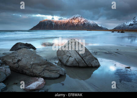 Skagsanden Strand bei Sonnenuntergang, Flakstad, Lofoten, Nordland, Norwegen Stockfoto