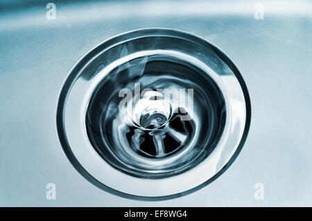Wirbel-Wasser in einen Abfluss in der nördlichen Hemisphäre Stockfoto