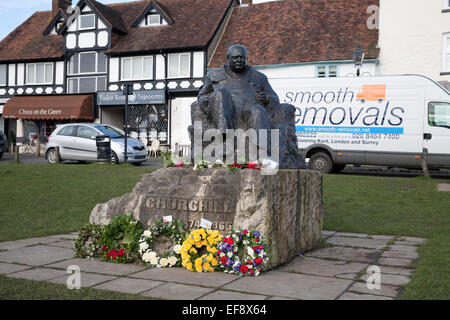 Blauer Himmel über Winston Churchills Statue wo Kränze niedergelegt wurden, zu seinem Tod vor 50 Jahren erinnern Stockfoto