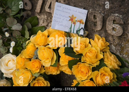 Winston Churchills Statue wo ein Kranz aus gelben Rosen sind zu seinem Tod vor 50 Jahren erinnern gelegt Stockfoto