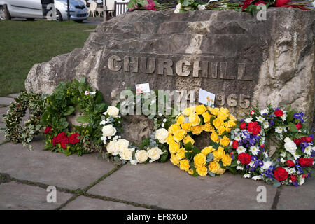 Winston Churchills Statue wo Kränze niedergelegt wurden, zu seinem Tod vor 50 Jahren erinnern Stockfoto