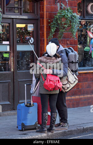 Touristen-paar mit Selfie-Stick in Camden Town, London Stockfoto