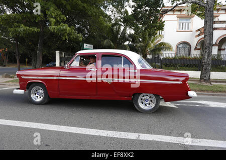 22. Dezember 2014 - Havanna, Kuba - amerikanische Oldtimer verwendet als "Colectivo" Taxi im Abschnitt Miramar von Havanna, Kuba. (Kredit-Bild: © Engel Chevrestt/ZUMA Draht) Stockfoto