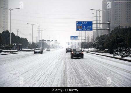 Wuhan, China Hubei Provinz. 29. Januar 2015. Fahrzeuge laufen im Schnee in Xiangyang Stadt, Zentral-China Hubei Provinz, 29. Januar 2015. Dauerregen und Schnee erschütterte die Provinz seit Mittwoch. Bildnachweis: Hao Tongqian/Xinhua/Alamy Live-Nachrichten Stockfoto