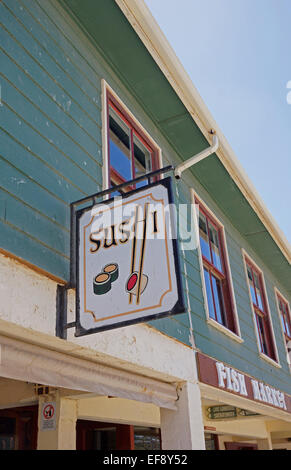 Sushi-Schild am Hafen von Hout Bay in der Nähe von Cape Town, Südafrika. Stockfoto