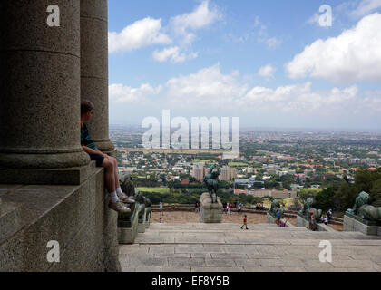 Touristen in der Ansicht von Rhodes Memorial an den unteren Hängen des Teufels Peak in Cape Town, Südafrika. Stockfoto