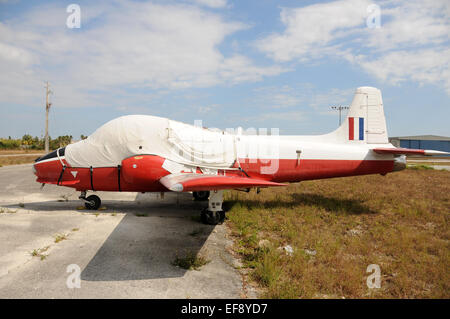 Alte militärische Düsenflugzeug verzichtet auf ein Feld Stockfoto