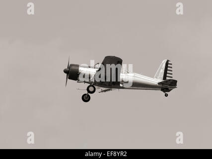 Vintage Propellerflugzeug im Flug Stockfoto