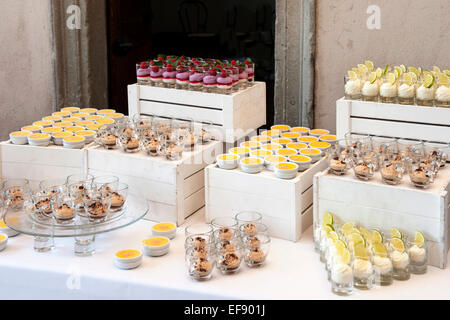 Auswahl an dekorativen Desserts auf einem Buffet-Tisch Stockfoto