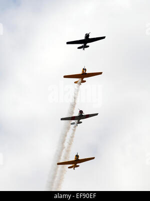 Vier Retro-Flugzeuge fliegen in formation Stockfoto