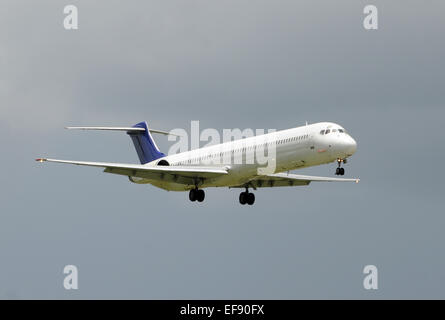 Jet-Flugzeug Anflug zur Landung Flughafen Stockfoto