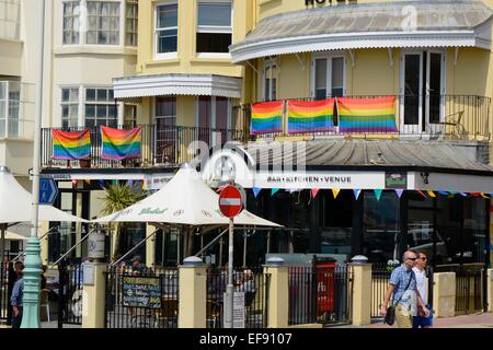 Restaurant in Brighton England mit Gay-Pride-Flagge Stockfoto