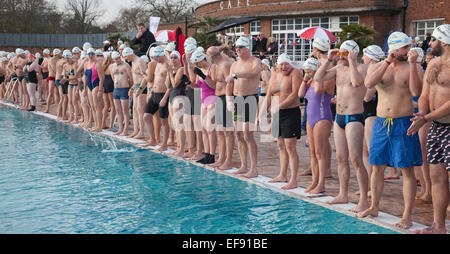 Rund 300 Schwimmer nahmen an der 4. jährlichen Outdoor Swimming Gesellschaft Dezember Bad im Parlament Hill Lido, Hampstead Heath, London, England, UK Stockfoto