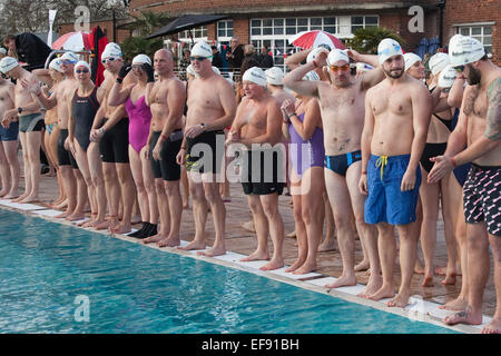 Rund 300 Schwimmer nahmen an der 4. jährlichen Outdoor Swimming Gesellschaft Dezember Bad im Parlament Hill Lido, Hampstead Heath, London, England, UK Stockfoto