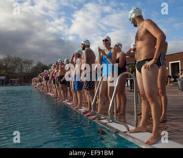 Rund 300 Schwimmer nahmen an der 4. jährlichen Outdoor Swimming Gesellschaft Dezember Bad im Parlament Hill Lido, Hampstead Heath, London, England, UK Stockfoto