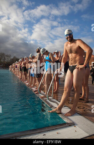 Rund 300 Schwimmer nahmen an der 4. jährlichen Outdoor Swimming Gesellschaft Dezember Bad im Parlament Hill Lido, Hampstead Heath, London, England, UK Stockfoto