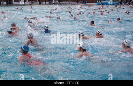 Rund 300 Schwimmer nahmen an der 4. jährlichen Outdoor Swimming Gesellschaft Dezember Bad im Parlament Hill Lido, Hampstead Heath, London, England, UK Stockfoto