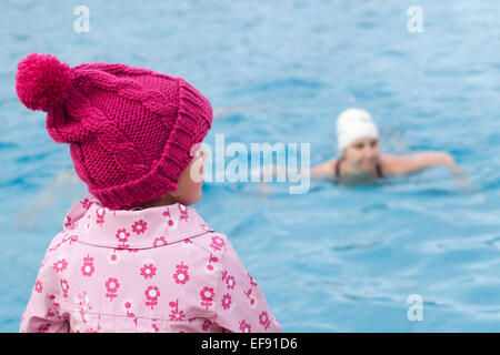 Rund 300 Schwimmer nahmen an der 4. jährlichen Outdoor Swimming Gesellschaft Dezember Bad im Parlament Hill Lido, Hampstead Heath, London, England, UK Stockfoto